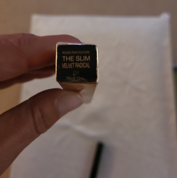 YVES SAINT LAURENT THE SLIM VELVET RADICAL LIPSTICK - Picture 3 of 3